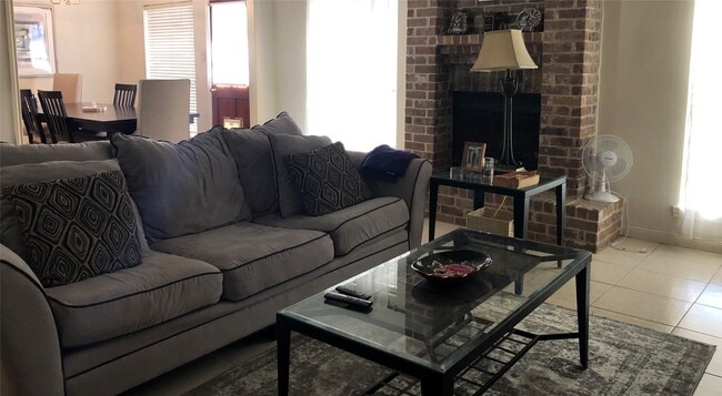 Foto del edificio - 8715 Lawncliff Ln