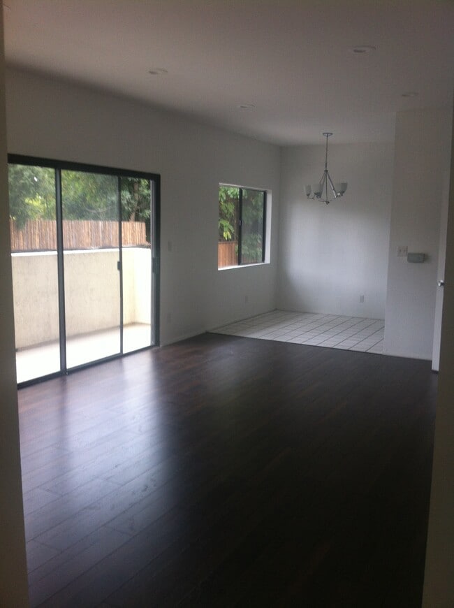 Building Photo - 930 S Venice Blvd