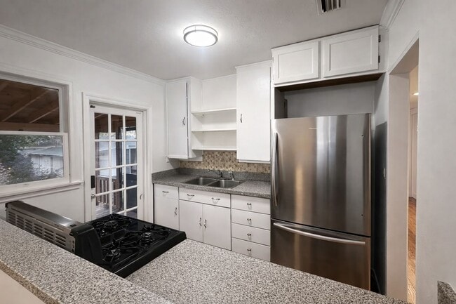 Building Photo - Beautifully Kept Historic Home!!