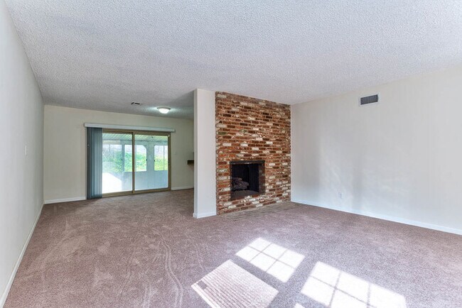Building Photo - 3 Bed/2 Bath SFR in a Desirable Area