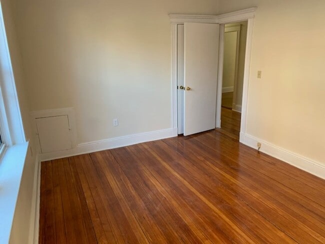 Building Photo - 3 Bed Split NO FEE NO SECURITY Right on C ...