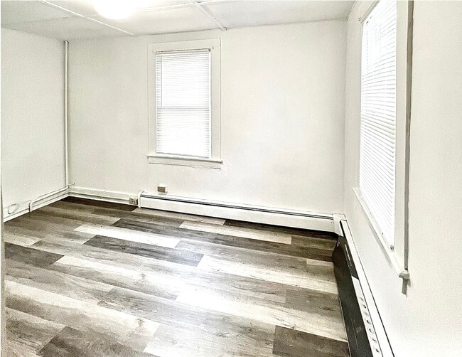 Building Photo - 4 Schoolhouse Ln