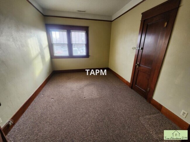 Building Photo - Very Nice 2 Bedroom Main level of house