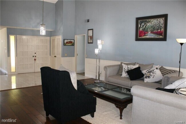 Building Photo - 4 br, 2.5 bath House - 9426 Balcom Ave