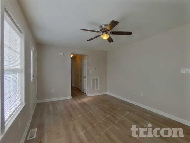 Foto del edificio - 7120 Idlewild Brook Ln