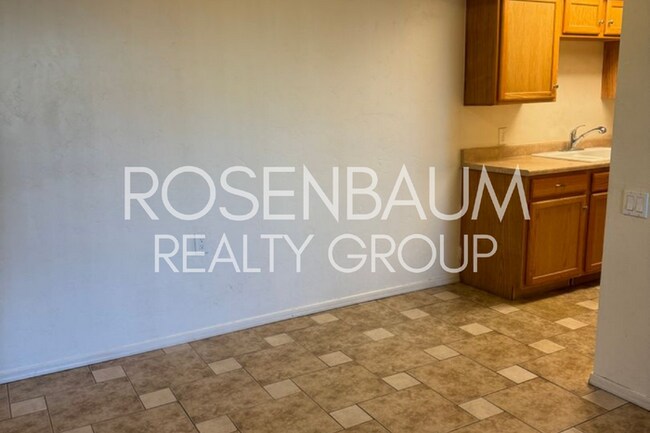 Building Photo - Gorgeous 1-bed, 1-bath apartment nestled w...