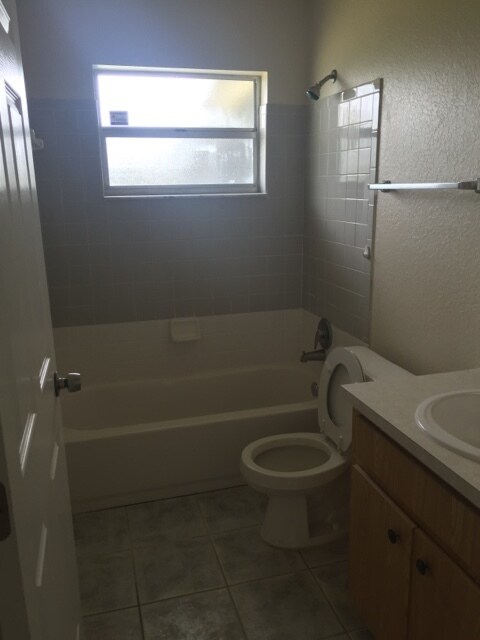 Building Photo - Three Bedroom One & A Half Bath - Bartow