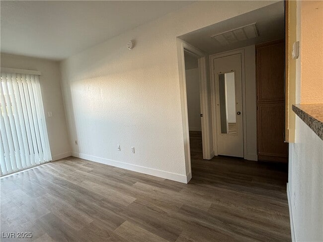 Foto del edificio - 8070 W Russell Rd