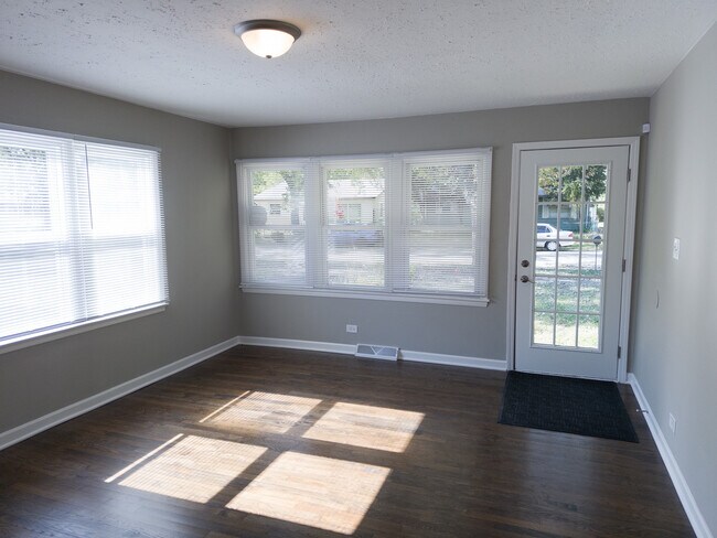 Foto del edificio - 15403 Cherry Ln