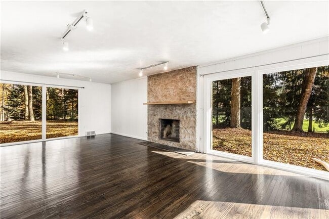 Building Photo - 412 Sawmill Run Rd