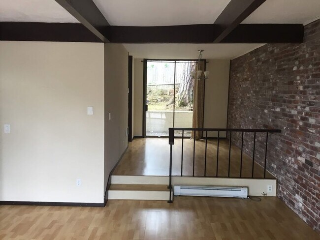 Foto del edificio - Beautiful 2 Bedroom, 2.5Bathroom Duplex Located Near Amazon Park