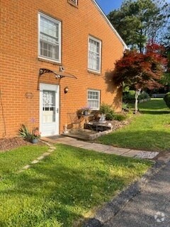 Building Photo - 220 Pearson Dr