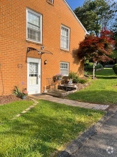 Building Photo - 220 Pearson Dr
