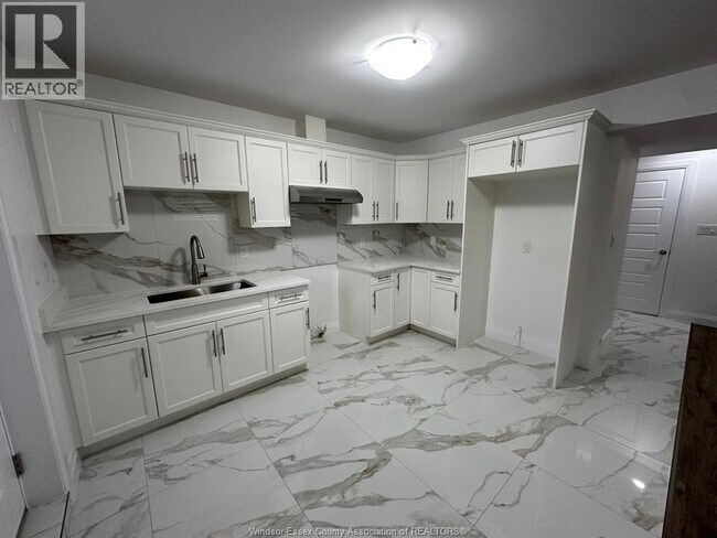 Photo du bâtiment - 2470 Roxborough Blvd