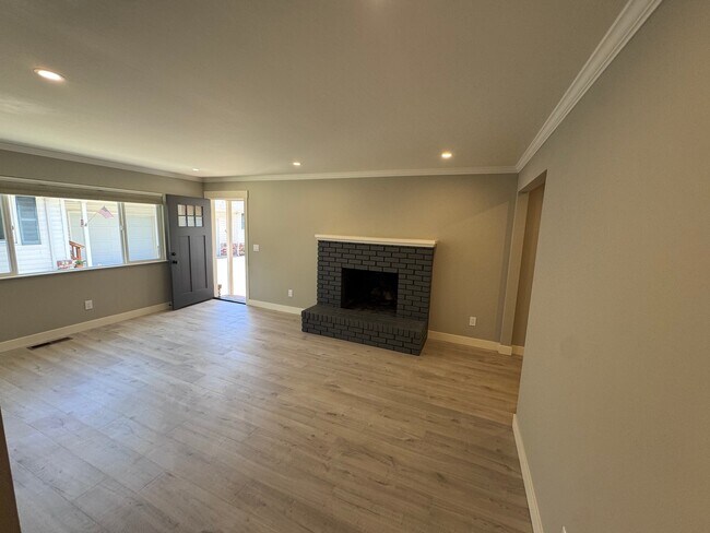 Building Photo - 611 Nason St