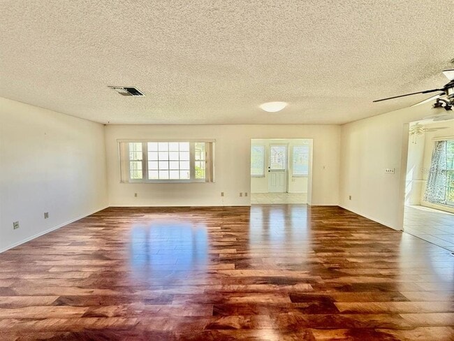 Foto del edificio - 940 Rosewood Ln