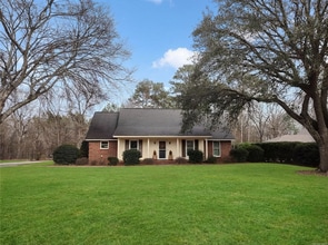 Building Photo - 1450 E Overbrook Rd