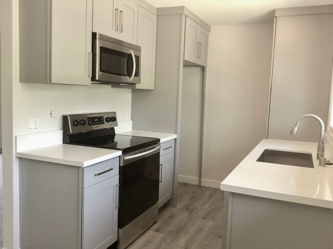 Building Photo - 20 Streamwood