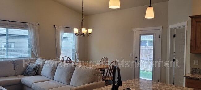 Foto del edificio - 108 SW Little Meadow Ln