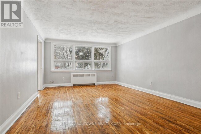 Photo du bâtiment - 1023 Churchill Ave