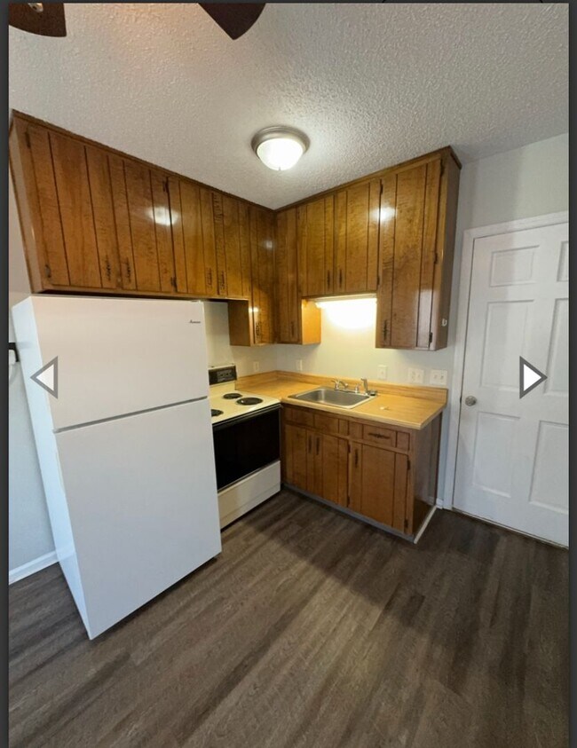 Building Photo - Available Now! 1 Bedroom 1 Bathroom Unit! ...