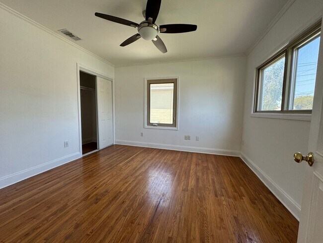 Foto del edificio - Charming Spanish-Style Home with a lot of ...