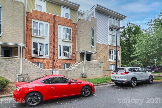 Building Photo - Room in Condo on Donatello Avenue