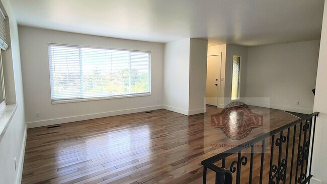 Foto del edificio - Remodeled 3 Bd 2 Ba Duplex Above Foothill