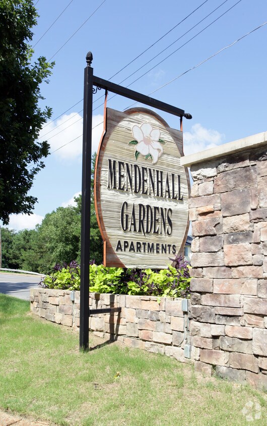 Mendenhall Gardens Apartments Rentals in Memphis at 543 N Mendenhall Rd