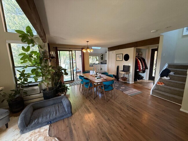 Foto del edificio - Spacious End-Unit Townhome in Scenic Shana...