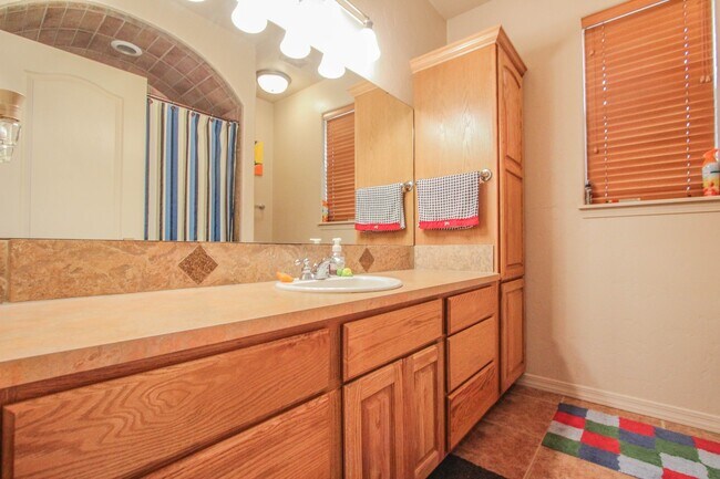 Foto del edificio - Plenty of space with this 4 Bedroom, 2 Bat...