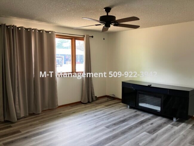 Building Photo - Valley side-by-side rancher duplex: 2+ br,...