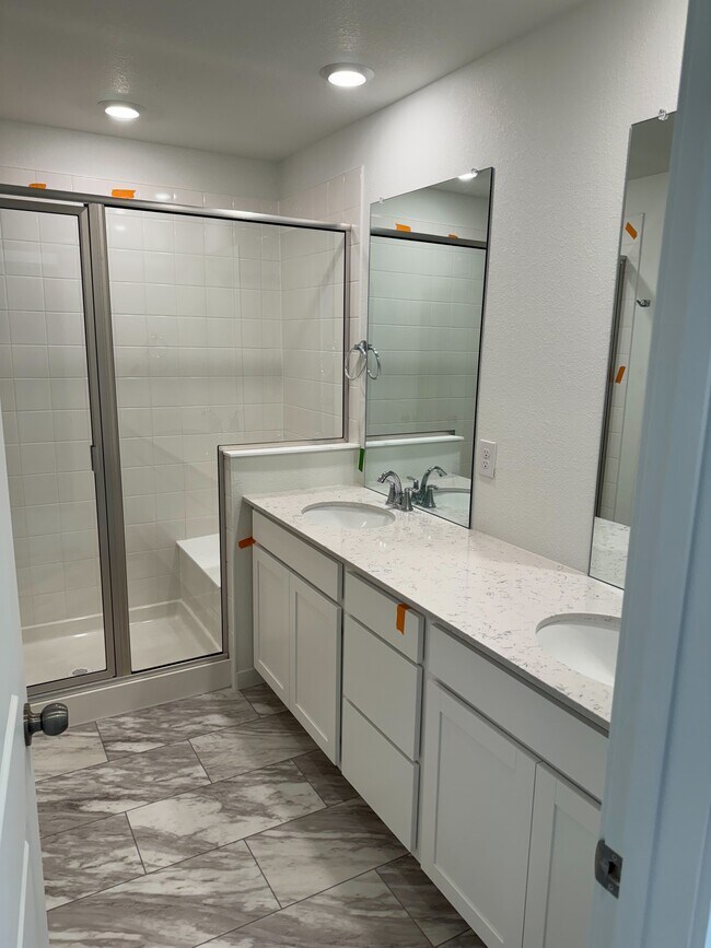 Foto del edificio - 684 Lillibrook Pl