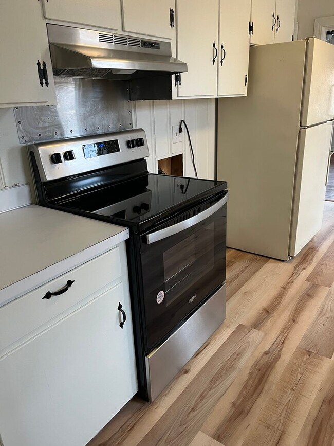 Building Photo - Cute One Story 3 Bedroom 1.5 Bath Housewit...