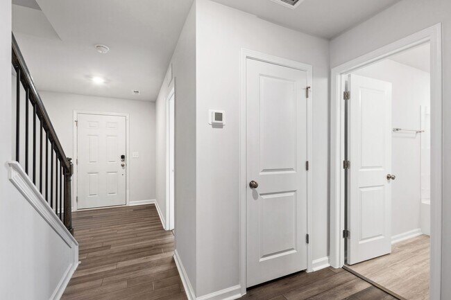Foto del edificio - Bright, Spacious & Move-In Ready Townhome ...