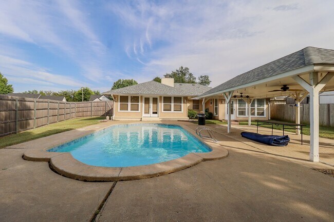 Foto del edificio - 2 Bed | 3 Bath with In-Ground Pool in Cent...