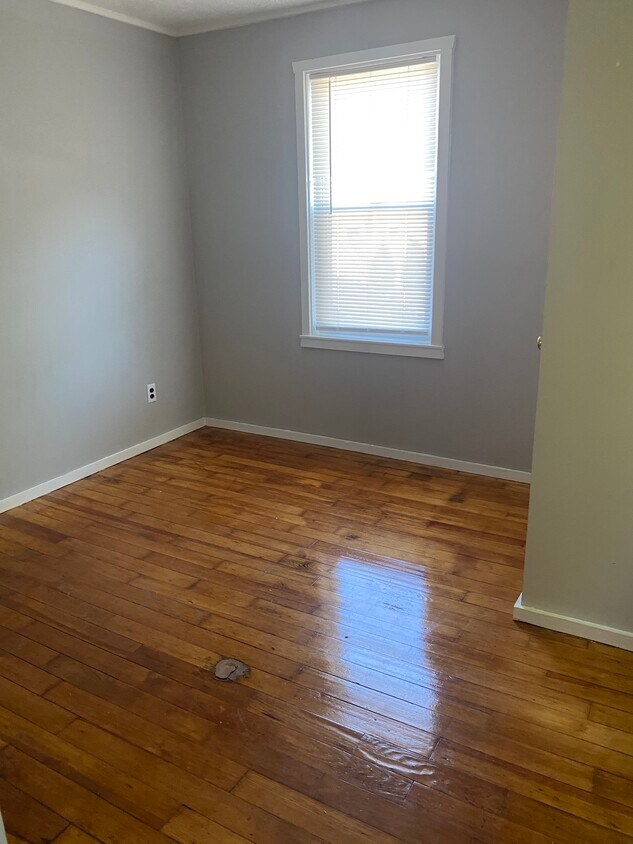 Building Photo - 140 Pinehurst Ave