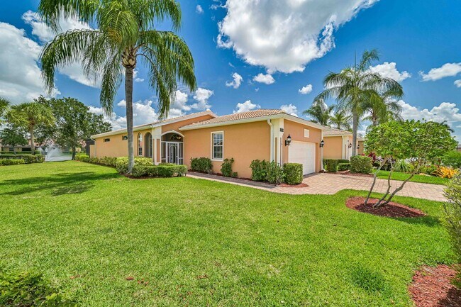 Foto del edificio - ** Immaculate,  3 Bed/2 Bath Lake Front Pool Home in Naples ~ Available NOW**
