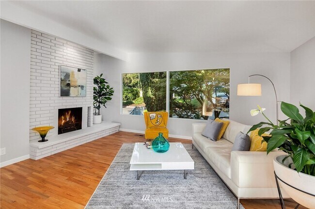 Foto del edificio - Stylish Mid-Century Modern Retreat | 3BR, ...