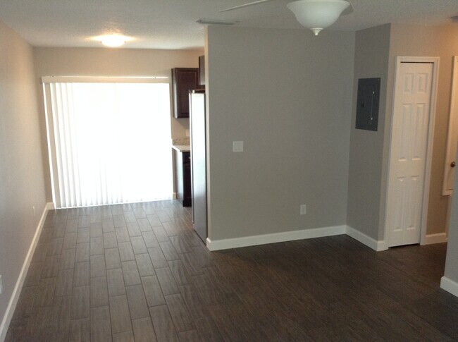 Building Photo - 2 Bedroom/2 Bathroom Triplex with Large Fe...