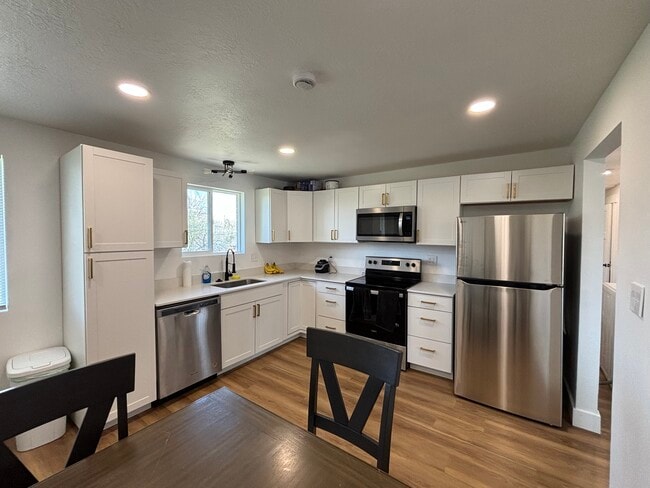 Building Photo - 954 S 100 W