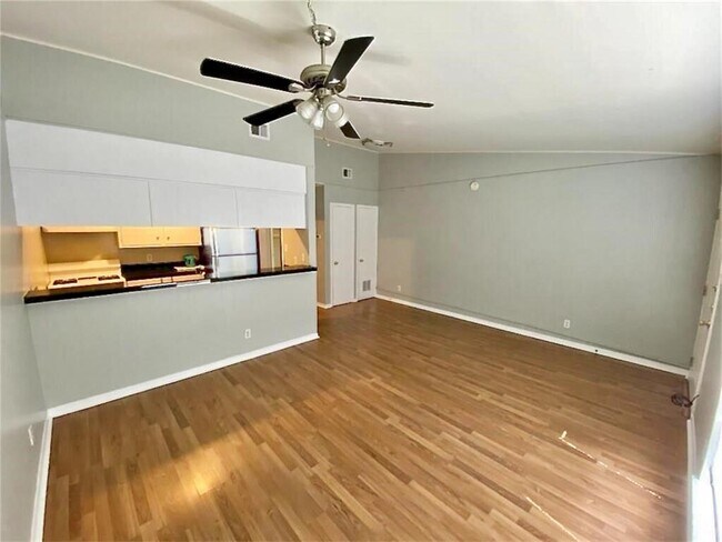 Building Photo - 614 W 51st St