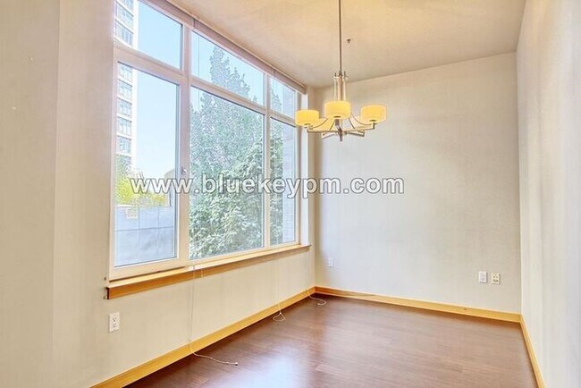 Foto del edificio - REDUCED RENT... #207- 1 Bed 1 Bath Condo in the Pearl District