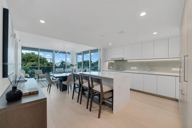 Foto del edificio - 9221 E Bay Harbor Dr