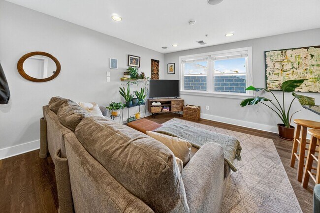 Foto del edificio - Modern 1BR/1BA in the Heart of Columbia Heights