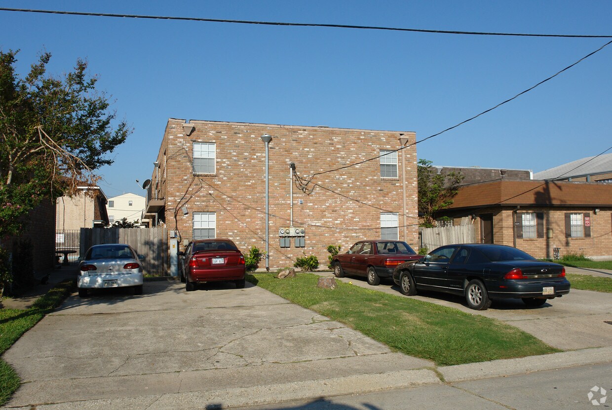 Primary Photo - 2108 Manson Ave