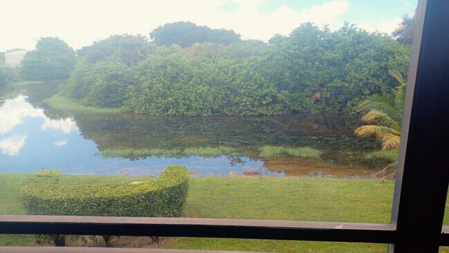 Foto del edificio - 6301 N University Dr