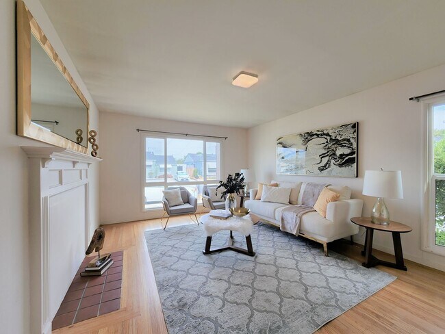 Building Photo - Spacious 3 Bedroom House with Bonus Family...