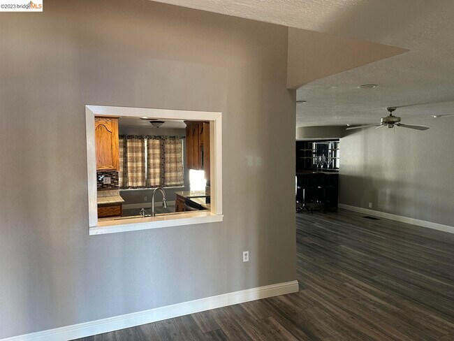 Foto del edificio - 1472 Willow Lake Rd