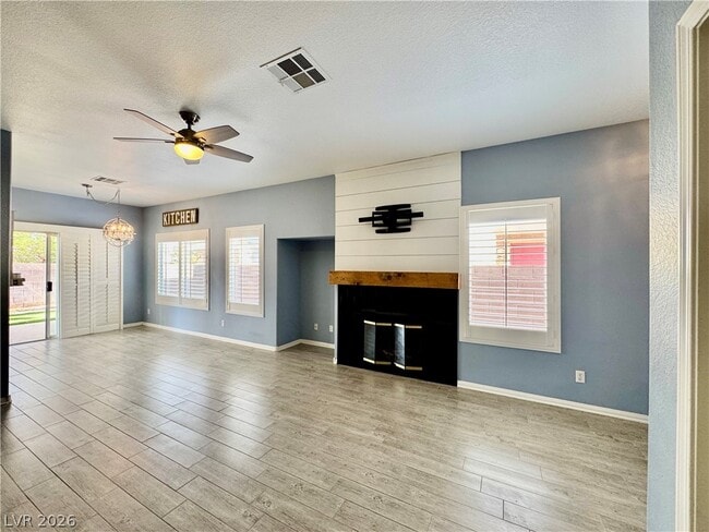 Foto del edificio - 8645 Emerald Grove Way